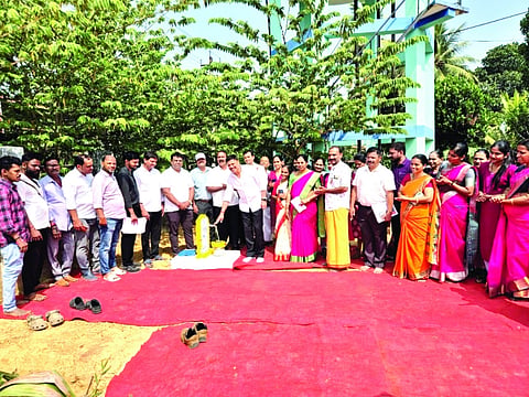  ಕಳ್ಳಿಗೆ ಗ್ರಾಪಂ ಕಚೇರಿಯಲ್ಲಿ ಜಲ್ ಅರ್ಪಣ್ ದಿವಸ್ ಕಾರ್ಯಕ್ರಮವನ್ನು ಬಂಟ್ವಾಳ ಶಾಸಕ ರಾಜೇಶ್ ನಾಕ್ ಉಳಿಪ್ಪಾಡಿ ಉದ್ಘಾಟಿಸಿದರು. ಕಳ್ಳಿಗೆ ಗ್ರಾಪಂ ಅಧ್ಯಕ್ಷ ಪುರುಷೋತ್ತಮ ಕೊಟ್ಟಾರಿ ಮಾಡಂಗೆ, ಬಂಟ್ವಾಳ ತಾಪಂ ಕಾರ್ಯನಿರ್ವಹಣಾಧಿಕಾರಿ ಸಚಿನ್ ಕುಮಾರ್ ಮೊದಲಾದವರಿದ್ದರು.