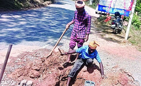 ಬಂಟ್ವಾಳ ಪುರಸಭಾ ವ್ಯಾಪ್ತಿಯ ಮುಖ್ಯರಸ್ತೆ ಬದಿ ಪೌರ ಕಾರ್ಮಿಕರು ಕುಡಿಯುವ ನೀರಿನ ಪೈಪ್ ದುರಸ್ತಿಗೊಳಿಸುತ್ತಿರುವುದು.