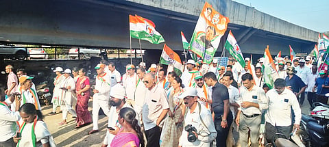  ಮನರೇಗಾ ಬಚಾವ್ ಸಂಗ್ರಾಮದ ಪಾದಯಾತ್ರೆ ಬಿ.ಸಿ.ರೋಡಿನಲ್ಲಿ ನಡೆಯಿತು. ಪ್ರಮುಖರಾದ ಬಿ.ರಮಾನಾಥ ರೈ, ಚಂದ್ರಶೇಖರ ಭಂಡಾರಿ, ಬಾಲಕೃಷ್ಣ ಅಂಚನ್ ಮೊದಲಾದವರಿದ್ದರು.