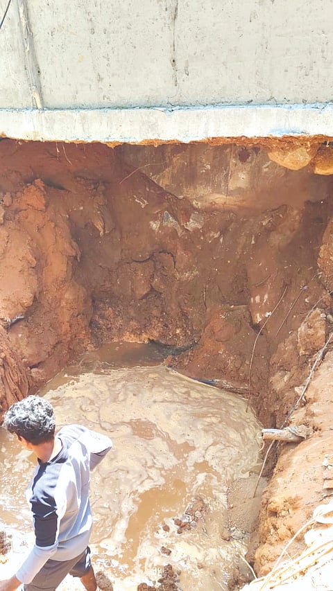  ಕಲ್ಲಡ್ಕ ಸಮೀಪದ ಪೂರ್ಲಿಪ್ಪಾಡಿ ಬಳಿ ಪೈಪ್‌ಪೈನ್ ಒಡೆದು ಹೋಗಿರುವುದು.