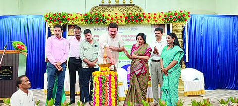 ಶ್ರೀ ಕ್ಷೇತ್ರ ಧರ್ಮಸ್ಥಳ ಗ್ರಾಮಾಭಿವೃದ್ಧಿ ಯೋಜನೆ ಬಂಟ್ವಾಳ ತಾಲೂಕು ಜ್ಞಾನವಿಕಾಸ ಮಹಿಳಾ ಕಾರ್ಯಕ್ರಮ ತಾಲೂಕುಮಟ್ಟದ ಮಹಿಳಾ ವಿಚಾರಗೋಷ್ಠಿಯ ಉದ್ಘಾಟನಾ ಸಮಾರಂಭದಲ್ಲಿ ತಹಸೀಲ್ದಾರ್ ಮಂಜುನಾಥ್ ಜಿ. ದೀಪ ಪ್ರಜ್ವಲಿಸಿದರು. ಪ್ರಮುಖರಾದ ಲಾವಣ್ಯ ಬಳ್ಳಾಲ್, ಆನಂದ ಸುವರ್ಣ ಮೊದಲಾದವರಿದ್ದರು.