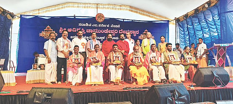  ಬಡಗಬೆಳ್ಳೂರು ಗ್ರಾಮದ ಶ್ರೀ ಆದಿಶಕ್ತಿ ಚಾಮುಂಡೇಶ್ವರಿ ದೇವಳದ ಬ್ರಹ್ಮಕಲಶೋತ್ಸದ ಧಾರ್ಮಿಕ ಸಭಾ ಕಾರ್ಯಕ್ರಮದಲ್ಲಿ ಕ್ಷೇತ್ರದ ಸೇವಾಕರ್ತರನ್ನು ಗೌರವಿಸಲಾಯಿತು. ಮಾಣಿಲ ಶ್ರೀ, ಶ್ರೀ ಕೃಪಾನಿಧಿ ಗುರೂಜಿ, ರಾಜೇಶ್ ನಾಕ್, ರಮಾನಾಥ ರೈ, ರೂಪಾಶ್ರೀ ನಾರಾಯಣ ನಾಯ್ಕ ಮತ್ತಿತರರಿದ್ದರು.