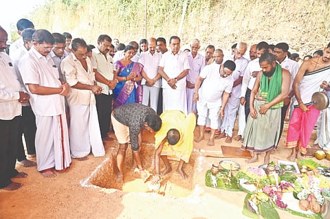 ಸಜೀಪಮುನ್ನೂರು ಮೂರ್ತೆದಾರರ ಸೇವಾ ಸಹಕಾರಿ ಸಂಘ ನೂತನ ಕಟ್ಟಡಕ್ಕೆ ಮಾಜಿ ಸಚಿವ ಬಿ.ರಮಾನಾಥ ರೈ ಶಿಲಾನ್ಯಾಸ ನೆರವೇರಿಸಿದರು. ವಿಧಾನಸಭಾದ್ಯಕ್ಷ ಡಾ.ಯು.ಟಿ.ಖಾದರ್, ರಾಜ್ಯ ಹಿಂದುಳಿದ ವರ್ಗಗಳ ಆಯೋಗದ ಸದಸ್ಯೆ ಪ್ರತಿಭಾ ಕುಳಾಯಿ ಮೊದಲಾದವರಿದ್ದರು.