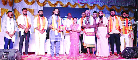 ಕಟ್ಟೆಮಾರ್ ಶ್ರೀ ಮಂತ್ರದೇವತಾ ಕ್ಷೇತ್ರ ಸಾನಿಧ್ಯದಲ್ಲಿ ವಾರ್ಷಿಕ ಕೋಲ ಧಾರ್ಮಿಕ ಸಭಾ ಕಾರ್ಯಕ್ರಮದಲ್ಲಿ ಫಲಾನುಭವಿಗಳಿಗೆ ಮನೆಯ ಕೀಯನ್ನು ಹಸ್ತಾಂತರಿಸಲಾಯಿತು. ಪ್ರಮುಖರಾದ ಆಶ್ರಿತ್ ಕಿಶನ್, ಚಂದ್ರಪ್ರಸಾದ್ ಕೆ.ಆರ್., ರಾಜೇಶ್ ಎಲ್. ಮೊದಲಾದವರಿದ್ದರು.