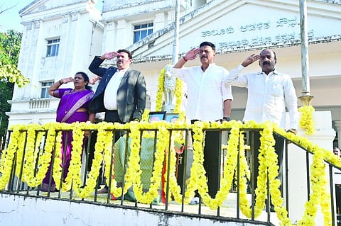 ಬಿ.ಸಿ.ರೋಡಿನ ಆಡಳಿತ ಸೌಧದಲ್ಲಿ ಸೋಮವಾರ ಶಾಸಕ ರಾಜೇಶ್ ನಾಕ್ ಗೌರವ ವಂದನೆ ಸ್ವೀಕರಿಸಿದರು. ತಹಸೀಲ್ದಾರ್ ಮಂಜುನಾಥ್, ಬುಡಾ ಅಧ್ಯಕ್ಷ ಬೇಬಿ ಕುಂದರ್ ಮತ್ತಿತರರು ಉಪಸ್ಥಿತರಿದ್ದರು
