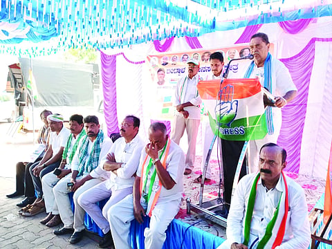 ಬಂಟ್ವಾಳ, ಪಾಣೆಮಂಗಳೂರು ಬ್ಲಾಕ್ ಕಾಂಗ್ರೆಸ್ ವತಿಯಿಂದ ನಡೆದ ನರೇಗಾ ಬಚಾವೋ ಸಂಗ್ರಾಮದಲ್ಲಿ ಮಾಜಿ ಸಚಿವ ಬಿ.ರಮಾನಾಥ ರೈ ಮಾತನಾಡಿದರು. ಉಭಯ ಬ್ಲಾಕ್ ಅಧ್ಯಕ್ಷರಾದ ಚಂದ್ರಶೇಖರ ಭಂಡಾರಿ, ಬಾಲಕೃಷ್ಣ ಅಂಚನ್, ಪಕ್ಷ ಪ್ರಮುಖರಾದ ಪದ್ಮಶೇಖರ ಜೈನ್, ಪಿಯೂಸ್ ಎಲ್.ರೋಡ್ರಿಗಸ್, ಚಂದ್ರಪ್ರಕಾಶ್ ಶೆಟ್ಟಿ ಇತರರಿದ್ದರು.