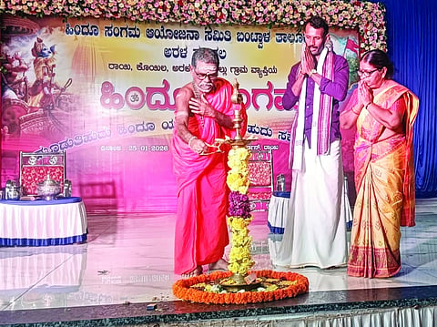 ತಾಲೂಕಿನ ರಾಯಿ ಪೇಟೆಯಲ್ಲಿ ಭಾನುವಾರ ಹಿಂದೂ ಸಂಗಮ ಕಾರ್ಯಕ್ರಮಕ್ಕೆ ಕಣಿಯೂರು ಕನ್ಯಾನ ಶ್ರೀ ಮಹಾಬಲೇಶ್ವರ ಸರಸ್ವತಿ ಸ್ವಾಮೀಜಿ ಚಾಲನೆ ನೀಡಿದರು. ಆರ್‌ಎಸ್‌ಎಸ್ ಭೌತಿಕ್ ಗಜೇಶ್ ಕೆದ್ವ, ಸಹ ಭೌತಿಕ್ ಪ್ರಮುಖ್ ಮೀನಾಕ್ಷಿ ಗೋಳಿತಬೆಟ್ಟು ಇತರರಿದ್ದರು.