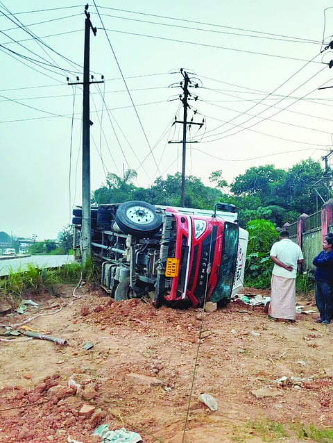 ತಲಪಾಡಿಯಲ್ಲಿ ಲಾರಿ ಉರುಳಿ ಬಿದ್ದಿರುವುದು.