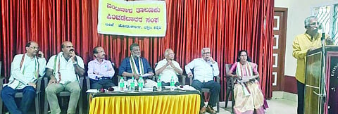ಬಿ.ಸಿ.ರೋಡಿನ ಲಯನ್ಸ್ ಕ್ಲಬ್ ಸೇವಾ ಸಭಾಂಗಣದಲ್ಲಿ ನಡೆದ ಬಂಟ್ವಾಳ ತಾಲೂಕು ಪಿಂಚಣಿದಾರರ ವಾರ್ಷಿಕ ಸಭೆಯಲ್ಲಿ ಅನಂತಪದ್ಮನಾಭ ರಾವ್ ಮಾತನಾಡಿದರು. ಪಿಂಚಣಿದಾರರ ಸಂಘ ಅಧ್ಯಕ್ಷ ಪಿ.ಲೋಕನಾಥ ಶೆಟ್ಟಿ, ಪ್ರೊ.ರಾಜಮಣಿ ರಾಮಕುಂಜ, ಕರ್ನಾಟಕ ರಾಜ್ಯ ಸರ್ಕಾರಿ ನೌಕರ ಸಂಘ ಅಧ್ಯಕ್ಷ ಶಿವಪ್ರಸಾದ್ ಶೆಟ್ಟಿ ಮೊದಲಾದವರಿದ್ದರು.