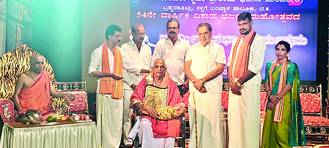  ಅಡ್ಕ ಭಗವತಿ ಕ್ಷೇತ್ರದ ಶ್ರೀಕೃಷ್ಣ ಕಾರ್ನವರ್ ಅವರನ್ನು ಗೌರವಿಸಲಾಯಿತು. ಒಡಿಯೂರು ಶ್ರೀ ಗುರುದೇವದತ್ತ ಸಂಸ್ಥಾನಂನ ಶ್ರೀ ಗುರುದೇವಾದತ್ತ ಸ್ವಾಮೀಜಿ, ಬಿ.ರಮಾನಾಥ ರೈ, ಶಶಿಧರ ಬ್ರಹ್ಮರಕೂಟ್ಲು ಉಪಸ್ಥಿತರಿದ್ದರು.