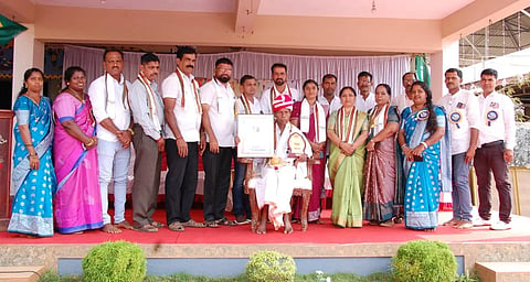  ನರಿಕೊಂಬು ಶಾಲೆಯ ವಾರ್ಷಿಕೋತ್ಸವದಲ್ಲಿ ಹರೇಕಳ ಹಾಜಬ್ಬ ಅವರನ್ನು ಸನ್ಮಾನಿಸಲಾಯಿತು. ಪ್ರಮುಖರಾದ ರವಿ ಅಂಚನ್, ವಿದ್ಯಾ ಕುಮಾರಿ, ಸುರೇಖಾ ಮೊದಲಾದವರಿದ್ದರು