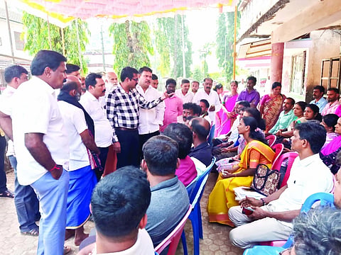 ಬಂಟ್ವಾಳ ಪುರಸಭೆ ಹೊರಗುತ್ತಿಗೆ ಆಧಾರದಲ್ಲಿ ಕೆಲಸ ನಿರ್ವಹಿಸುತ್ತಿರುವ ನೌಕರರು ಪುರಸಭೆ ಮುಂದೆ ಪ್ರತಿಭಟನೆ ನಡೆಸಿದರು. ಪ್ರಮುಖರಾದ ರಾಮಕೃಷ್ಣ ಆಳ್ವ, ಮಹಮ್ಮದ್ ಶರೀಫ್, ಗೋವಿಂದ ಪ್ರಭು, ಹರಿಪ್ರಸಾದ್ ಮೊದಲಾದವರಿದ್ದರು.