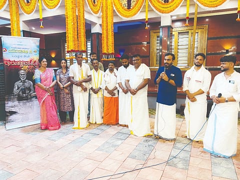  ಯುವವಾಹಿನಿ ಬಂಟ್ವಾಳ ಘಟಕದ ಆಶ್ರಯದಲ್ಲಿ ನಡೆದ ಗುರುತತ್ವವಾಹಿನಿ 70ನೇ ಮಾಲಿಕೆ ಕಾರ್ಯಕ್ರಮದಲ್ಲಿ ಬಂಟ್ವಾಳ ಘಟಕದ ಮಾಜಿ ಅಧ್ಯಕ್ಷ ದಿನೇಶ್ ಸುವರ್ಣ ರಾಯಿ ಗುರು ಸಂದೇಶ ನೀಡಿದರು. ಜಯಪ್ರಕಾಶ್, ಶೇಖರ್ ನರಿಕೊಂಬು, ಜನಾರ್ದನ ಪೂಜಾರಿ, ಚೇತನ, ಅರ್ಜುನ್ ಮೊದಲಾದವರಿದ್ದರು.