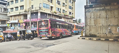  ಮೆಲ್ಕಾರ್‌ನಲ್ಲಿ ಬಸ್ಸುಗಳು ನಿಲುಗಡೆಯಾಗುವ ಸ್ಥಳ, 