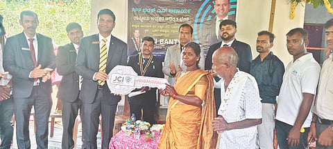  ಜೆಸಿಐ ರಾಷ್ಟ್ರೀಯ ಅಧ್ಯಕ್ಷ ಭರತ್ ಎನ್.ಆಚಾರ್ಯ ಲಕ್ಷ್ಮೀ  ಅವರಿಗೆ ಮನೆ ಹಸ್ತಾಂತರಿಸಿದರು. ಪ್ರಮುಖರಾದ ಕಿಶೋರ್ ಕುಮಾರ್ ಆಚಾರ್ಯ, ಕಾಶೀನಾಥ ಗೋಗಟೆ, ಸುಹಾಸ್ ಮರಿಕೆ, ಗಣೇಶ್ ಕೆ.ಕುಲಾಲ್ ಮೊದಲಾದವರಿದ್ದರು.  