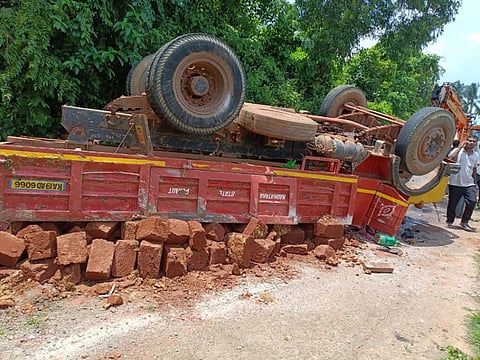 ಮಗುಚಿ ಬಿದ್ದಿರುವ ಲಾರಿ