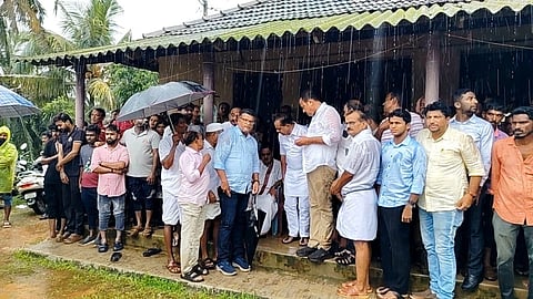 ಆರೋಗ್ಯ ಸಚಿವ ಯು.ಟಿ.ಖಾದರ್, ಮಾಜಿ ಸಚಿವ ಬಿ.ರಮಾನಾಥ ರೈ ಮನೆಗೆ ಭೇಟಿ ನೀಡಿದರು.