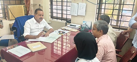 ಬಂಟ್ವಾಳ ತಾಲೂಕು ಸರ್ಕಾರಿ ಆಸ್ಪತ್ರೆಗೆ ಸಚಿವ ಯು.ಟಿ.ಖಾದರ್ ಶುಕ್ರವಾರ ಸಂಜೆ ಭೇಟಿ ನೀಡಿ ಅಧಿಕಾರಿಗಳ ಜತೆಗೆ ಸಭೆ ನಡೆಸಿದರು. ಡಾ.ದಿನೇಶ್ ಕಾಮತ್, ಚಂದ್ರಹಾಸ್ ಆರ್.ಕರ್ಕೇರ, ಬೇಬಿ ಕುಂದರ್ ಇತರರಿದ್ದರು.