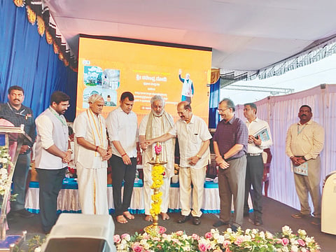 ಬಂಟ್ವಾಳ ರೈಲ್ವೆ ನಿಲ್ದಾಣದಲ್ಲಿ ಸಭಾ ಕಾರ್ಯಕ್ರಮವನ್ನು ದಕ್ಷಿಣ ಕನ್ನಡ ಸಂಸದ ಕ್ಯಾ.ಬ್ರಿಜೇಶ್ ಚೌಟ ಉದ್ಘಾಟಿಸಿದರು. ವಿಧಾನ ಪರಿಷತ್ ಸದಸ್ಯ ಕಿಶೋರ್ ಕುಮಾರ್ ಪುತ್ತೂರು, ಮಾಜಿ ಶಾಸಕರಾದ ಎ.ರುಕ್ಮಯ ಪೂಜಾರಿ, ಕೆ.ಪದ್ಮನಾಭ ಕೊಟ್ಟಾರಿ ಮೊದಲಾದವರಿದ್ದರು.