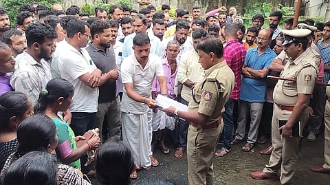 ಲಾವಣ್ಯ ಹಂತಕನಿಗೆ ಗಲ್ಲು ಶಿಕ್ಷೆ ದೊರೆಯಲು ಕ್ರಮಕೈಗೊಳ್ಳುವಂತೆ ಗ್ರಾಮಸ್ಥರು ಪೊಲೀಸರಿಗೆ ಮನವಿ ಮಾಡಿದರು. ಅಧಿಕಾರಿಗಳಾದ ಅನಿಲ್ ಕುವಾರ್ ಭೂಮರೆಡ್ಡಿ, ಸುರೇಶ್ ಮೈರ, ವಸಂತ ಸಾಲಿಯಾನ್, ಮಂಜುನಾಥ ಸಾಲ್ಯಾನ್ ಇತರರಿದ್ದರು.  
