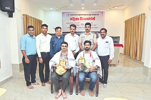  ಬಂಟ್ವಾಳ ತಾಲೂಕು ಕಾರ್ಯನಿರತ ಪತ್ರಕರ್ತರ ಸಂಘದ ಪತ್ರಿಕಾ ದಿನಾಚರಣೆ ಕಾರ್ಯಕ್ರಮದಲ್ಲಿ ಪ್ರಶಸ್ತಿ ಪುರಸ್ಕೃತ ಪತ್ರಕರ್ತರನ್ನು ಸನ್ಮಾನಿಸಲಾಯಿತು. ಶ್ರೀನಿವಾಸ ನಾಯಕ್ ಇಂದಾಜೆ, ರಮೇಶ್ ಕೆ., ಚಂದ್ರಶೇಖರ ಮೊದಲಾದವರು ಉಪಸ್ಥಿತರಿದ್ದರು.