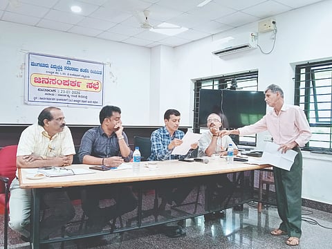  ಬಿ.ಸಿ.ರೋಡ್ ಮೆಸ್ಕಾಂ ವಿಭಾಗ ಕಚೇರಿಯಲ್ಲಿ ಜನಸಂಪರ್ಕ ಸಭೆಯಲ್ಲಿ ಗ್ರಾಹಕರು ಅಹವಾಲು ಸಲ್ಲಿಸಿದರು. ಬಂಟ್ವಾಳ ವಿಭಾಗ ಕಾರ್ಯನಿರ್ವಾಹಕ ಇಂಜಿನಿಯರ್ ಸಂತೋಷ್ ನಾಯಕ್, ಕೃಷ್ಣರಾಜ್, ನಾರಾಯಣ ಭಟ್ ಮತ್ತಿತರರು ಇದ್ದರು.