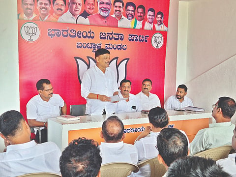  ಬಿ.ಸಿ.ರೋಡ್ ಬಿಜೆಪಿ ಕಚೇರಿಯಲ್ಲಿ ಎಸ್‌ಐಆರ್ ಪ್ರಕ್ರಿಯೆ ಪ್ರಗತಿ ಕುರಿತ ಸಭೆಯಲ್ಲಿ ಶಾಸಕ ರಾಜೇಶ್ ನಾಕ್ ಮಾತನಾಡಿದರು. ಬಂಟ್ವಾಳದ ಪ್ರಭಾರಿ ರಾಕೇಶ್ ರೈ ಕಡೆಂಜಿ, ಬಿಜೆಪಿ ಬಂಟ್ವಾಳ ಮಂಡಲ ಅಧ್ಯಕ್ಷ ಚೆನ್ನಪ್ಪ ಕೊಟ್ಯಾನ್ ಮೊದಲಾದವರಿದ್ದರು.  