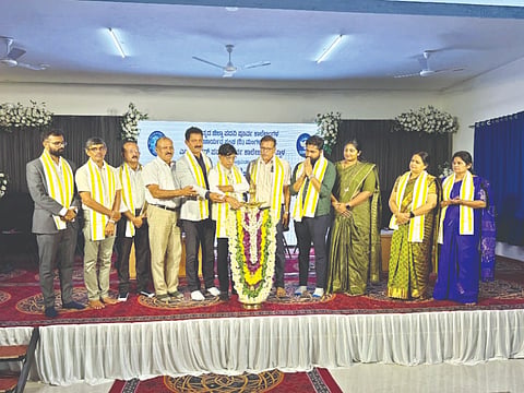  ಜಿಲ್ಲಾಮಟ್ಟದ ಶೈಕ್ಷಣಿಕ ಸಮಾವೇಶವನ್ನು ವಿಧಾನ ಪರಿಷತ್ ಸದಸ್ಯ ಎಸ್.ಎಲ್.ಭೋಜೇಗೌಡ ಉದ್ಘಾಟಿಸಿದರು. ಅಮೃತ್ ರೈ ಯು., ವಿಠಲ ಅಬೂರ, ಹರಿಪ್ರಕಾಶ್ ಬೈಲಾದ್ ಮೊದಲಾದವರು ಉಪಸ್ಥಿತರಿದ್ದರು.