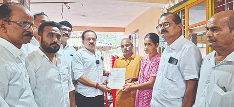  ಲಾವಣ್ಯಾ ಮನೆಗೆ ಶಾಸಕ ಅಶೋಕ್ ಕುಮಾರ್ ರೈ ಭೇಟಿ ನೀಡಿ ಮುಖ್ಯಮಂತ್ರಿಗಳ ಪರಿಹಾರ ಧನ ಮಂಜೂರಾತಿ ಪತ್ರ ಹಸ್ತಾಂತರಿಸಿದರು. ಪ್ರಮುಖರಾದ ಕೆ.ಮಾಯಿಲಪ್ಪ ಸಾಲ್ಯಾನ್, ಉಮಾನಾಥ ಶೆಟ್ಟಿ, ಕೃಷ್ಣಪ್ರಸಾದ್ ಆಳ್ವ, ಯು.ಟಿ.ತೌಸೀಫ್ ಮೊದಲಾದವರು ಉಪಸ್ಥಿತರಿದ್ದರು.  