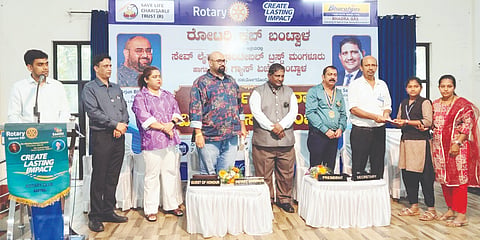  ಬಂಟ್ವಾಳ ತಾಲೂಕಿನ ವಿದ್ಯಾರ್ಥಿಗಳಿಗೆ ವಿದ್ಯಾರ್ಥಿವೇತನ  ವಿತರಿಸಲಾಯಿತು. ಸತೀಶ್ ಬೋಳಾರ್, ಅರ್ಜುನ್ ಭಂಡಾರ್ಕಾರ್, ಮಂಜುನಾಥ ಆಚಾರ್ಯ ಮುಂತಾದವರಿದ್ದರು.  