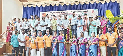  ವಾಮದಪದವಿನಲ್ಲಿ 2076ನೇ ಮದ್ಯವರ್ಜನ ಶಿಬಿರದ ಕುಟುಂಬ ದಿನವನ್ನು ವಿವೇಕ್ ವಿನ್ಸೆಂಟ್ ಪಾಯಸ್ ಉದ್ಘಾಟಿಸಿದರು. ನವೀನ್‌ಚಂದ್ರ ಶೆಟ್ಟಿ, ದಿನೇಶ್ ಡಿ., ರೋನಾಲ್ಡ್ ಡಿಸೋಜ, ದೇವಪ್ಪ ಕುಲಾಲ್, ಹರೀಂದ್ರ ಪೈ ಮೊದಲಾದವರಿದ್ದರು.  