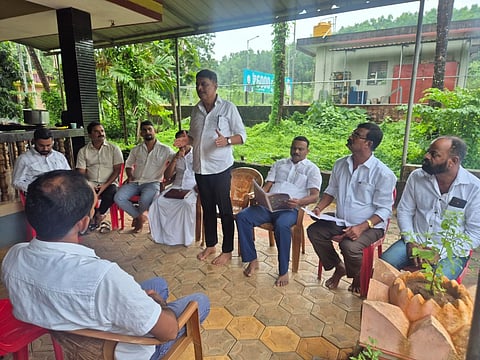  ಬಿಜೆಪಿ ಪಕ್ಷದ ವತಿಯಿಂದ ನಡೆದ ಎಸ್‌ಐಆರ್ ಸಂಘಟನಾತ್ಮಕ ಸಭೆಯಲ್ಲಿ ಶಾಸಕ ರಾಜೇಶ್ ನಾಕ್ ಮಾತನಾಡಿದರು. ಬಿಜೆಪಿ ಮಂಡಲ ಅಧ್ಯಕ್ಷ ಚೆನ್ನಪ್ಪ ಕೊಟ್ಯಾನ್, ಪ್ರಧಾನ ಕಾರ್ಯದರ್ಶಿಗಳಾದ ಸುದರ್ಶನ ಬಜಮ ಶಿವಪ್ರಸಾದ ಕರೋಪಾಡಿ ಮೊದಲಾದವರು ಉಪಸ್ಥಿತರಿದ್ದರು.