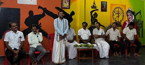  ಕಲಾವಿದರ ಅಭಿನಂದನೆ ಕಾರ್ಯಕ್ರಮದಲ್ಲಿ ಹಿರಿಯ ಯಕ್ಷಗಾನ ಕಲಾವಿದ ದಿನೇಶ್ ಶೆಟ್ಟಿ ಕಾವಳಕಟ್ಟೆ ಮಾತನಾಡಿದರು. ಮೋಹನ್ ಶೆಟ್ಟಿ, ಉದಯ ಕುಮಾರ್ ಶೆಟ್ಟಿ ಮೊದಲಾದವರಿದ್ದರು.