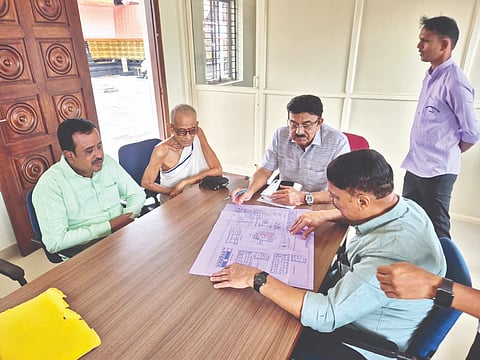 ಪೊಳಲಿ ಶ್ರೀ ರಾಜರಾಜೇಶ್ವರಿ ದೇವಸ್ಥಾನದ ಅನ್ನಛತ್ರ ಹಾಗೂ ಸಭಾಂಗಣ ನಿರ್ಮಾಣ ಕಾಮಗಾರಿಗಳ ಪ್ರಗತಿ ಪರಿಶೀಲನಾ ಸಭೆ ನಡೆಯಿತು. ಶಾಸಕ ರಾಜೇಶ್ ನಾಕ್, ಡಾ.ಮಂಜಯ್ಯ ಶೆಟ್ಟಿ, ವಾಧವ ಭಟ್, ಕೆ.ಪಿ.ಚಂದ್ರ ಮೋಹನ್ ಮತ್ತಿತರರು ಇದ್ದರು.