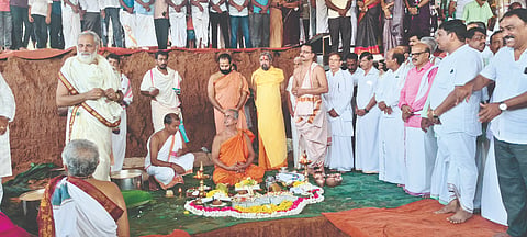  ಕಡೇಶಿವಾಲಯ ದೇವಸ್ಥಾನದಲ್ಲಿ ಶ್ರೀ ಲಕ್ಷ್ಮೀನರಸಿಂಹ ಸ್ವಾಮಿ ದೇವಾಲಯದ ಗರ್ಭಗುಡಿ ಹಾಗೂ ತೀರ್ಥ ಮಂಟಪದ ಪುನಃ ನಿರ್ಮಾಣ ಕಾರ್ಯದ ಶಿಲಾನ್ಯಾಸ ಕಾರ್ಯಕ್ರಮ ನಡೆಯಿತು. ಮಾಣಿಲ ಶ್ರೀ ಮೋಹನದಾಸ ಸ್ವಾಮೀಜಿ, ದೇವಳ ಜೀರ್ಣೋದ್ಧಾರ ಸಮಿತಿ ಅಧ್ಯಕ್ಷ ಕುಸುಮೋದರ ಡಿ.ಶೆಟ್ಟಿ, ಶಾಸಕ ರಾಜೇಶ್ ನಾಕ್ ಮೊದಲಾದವರು ಇದ್ದರು.