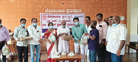   ಕ್ಷಯ ರೋಗಗಳಿಗೆ ಪೌಷ್ಟಿಕ ಆಹಾರದ ಕಿಟ್ ವಿತರಣೆ ಕಾರ್ಯಕ್ರಮ ನಡೆಯಿತು. ಡಾ.ಗೋವರ್ಧನ ರಾವ್, ಕೃಷ್ಣ ಕುಮಾರ್ ಪೂಂಜ, ಉಮಾ ಗೋವರ್ಧನ್ ರಾವ್ ಮೊದಲಾದವರಿದ್ದರು.