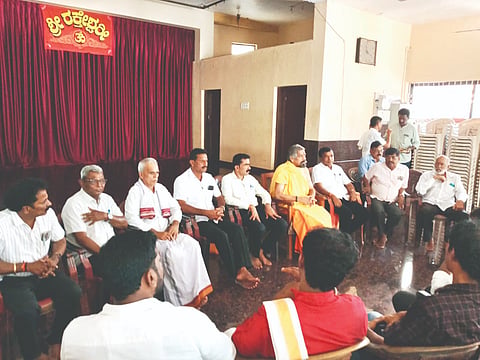  ವರಮಹಾಲಕ್ಷ್ಮೀ ವ್ರತಾಚರಣೆ ಆಮಂತ್ರಣ ಪತ್ರಿಕೆ ವಿತರಣೆ ಕಾರ್ಯಕ್ರಮ ಬಿ.ಸಿ.ರೋಡಿನ ಶ್ರೀ ರಕ್ತೇಶ್ವರಿ ದೇವಸ್ಥಾನದಲ್ಲಿ ನಡೆಯಿತು. ಮಾಣಿಲ ಶ್ರೀಧಾಮದ ಮೋಹನದಾಸ ಪರಮಹಂಸ ಸ್ವಾಮೀಜಿ, ದೇವಪ್ಪ ಕುಲಾಲ್, ತಾರಾನಾಥ ಕೊಟ್ಟಾರಿ, ಮಚ್ಚೇಂದ್ರ ಸಾಲಿಯಾನ್ ಇತರರಿದ್ದರು.
