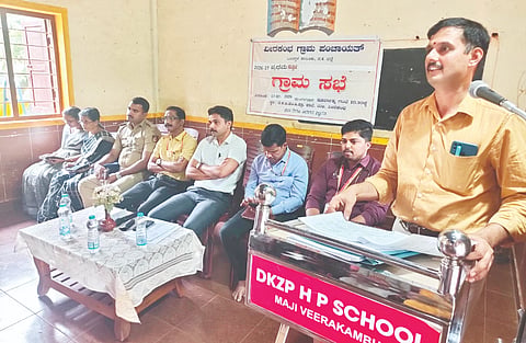  ವೀರಕಂಭ ಗ್ರಾಮ ಪಂಚಾಯಿತಿಯ 2026-27 ನೇ ಸಾಲಿನ ಪ್ರಥಮ ಹಂತದ ಗ್ರಾಮ ಸಭೆ ಮಂಗಳವಾರ ನಡೆಯಿತು. ತಾಲೂಕು ತೋಟಗಾರಿಕೆ ಇಲಾಖೆಯ ಸಹಾಯಕ ನಿರ್ದೇಶಕ ದಿನೇಶ್, ಪಿಡಿಒ ಶಂಭು ಕುವಾರ ಇತರರಿದ್ದರು.