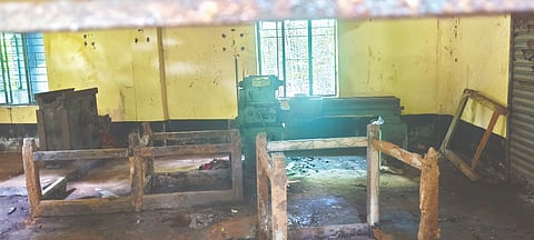  ಗಿಡಗಂಟಿಗಳು ಬೆಳೆದು ಪಾಳುಬಿದ್ದಿರುವ ಕಡೇಶಿವಾಲಯದ ಕೈಗಾರಿಕಾ ತರಬೇತಿ ಮತ್ತು ಸೇವಾ ಕೇಂದ್ರ.  