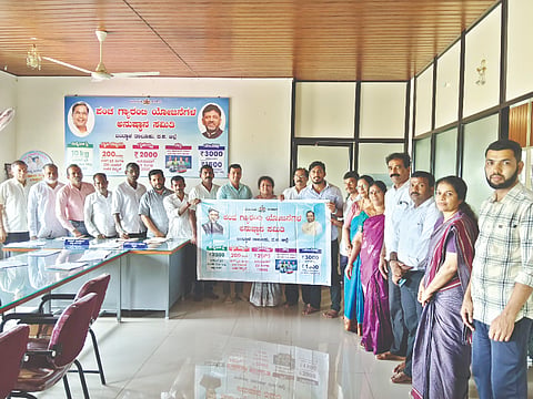 ಪಂಚ ಗ್ಯಾರಂಟಿ ಯೋಜನೆಗಳ ಬಗ್ಗೆ ಗ್ರಾಪಂ ವ್ಯಾಪ್ತಿಯಲ್ಲಿ ಕಾರ್ಯಕ್ರಮ ಹಮ್ಮಿಕೊಳ್ಳುವ ಸಲುವಾಗಿ ಬ್ಯಾನರ್ ಅನಾವರಣಗೊಳಿಸಲಾಯಿತು. ಪ್ರಮುಖರಾದ ಜಯಂತಿ ವಿ.ಪೂಜಾರಿ, ನಾರಾಯಣ ನಾಯ್ಕ, ಸಚಿನ್ ಕುಮಾರ್ ಉಪಸ್ಥಿತರಿದ್ದರು.