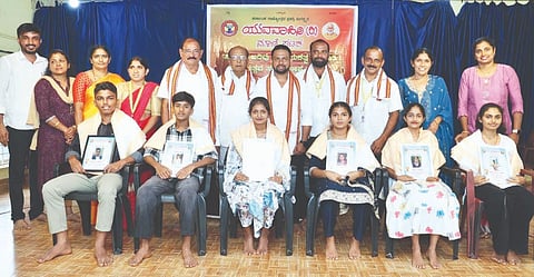  ಯುವವಾಹಿನಿ ಮಾಣಿ ಘಟಕದ ವತಿಯಿಂದ ಎಸ್‌ಎಸ್‌ಎಲ್‌ಸಿ ಹಾಗೂ ಪಿಯುಸಿ ಪರೀಕ್ಷೆಗಳಲ್ಲಿ ಅತ್ಯುತ್ತಮ ಅಂಕ ಗಳಿಸಿದ ಘಟಕದ ಸದಸ್ಯರ ಮಕ್ಕಳನ್ನು ಅಭಿನಂದಿಸಲಾಯಿತು. ಗಣೇಶ್ ಸಾಯಿ ಕೊಡಾಜೆ, ಹರೀಶ್ ಬಾಕಿಲ ಮೊದಲಾದವರಿದ್ದರು.