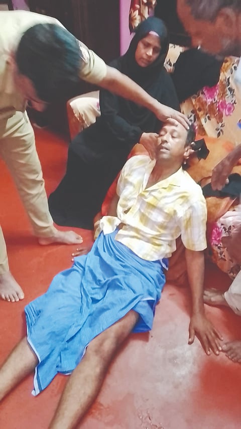  ರಾತ್ರಿ ಗಸ್ತು ಸಿಬ್ಬಂದಿ ರೋಗಿಯ ಆರೈಕೆ ಮಾಡುತ್ತಿರುವುದು.