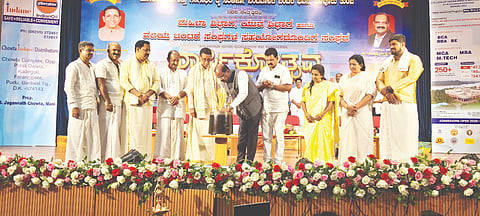  ಬಂಟ್ವಾಳ ತಾಲೂಕು ಬಂಟರ ಸಂದ ವಾರ್ಷಿಕೋತ್ಸವ ಹಾಗೂ ಸಾಂಸ್ಕೃತಿಕ ವೈಭವದ ಸಭಾಕಾರ್ಯಕ್ರಮವನ್ನು ಉದ್ಯಮಿ ಬಾಲಕೃಷ್ಣ ಎಂ.ರೈ. ಹಿಂಗಾರ ಅರಳಿಸಿ ಉದ್ಘಾಟಿಸಿದರು. ನಿರಂಜನ್ ಸೇಮಿತ, ಸುರೇಂದ್ರ ಬಿ, ಸದಾನಂದ ಆಳ್ವ ಮೊದಲಾದವರಿದ್ದರು.  