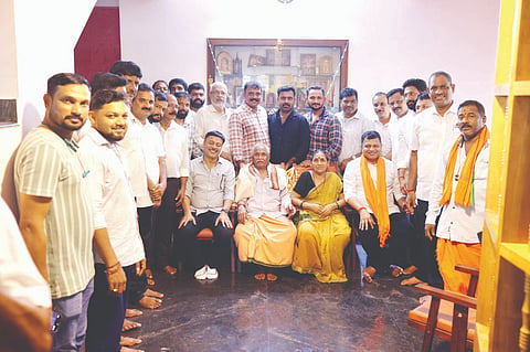  ಬಿಜೆಪಿ ವಿಶೇಷ ಸಂಪರ್ಕ ಅಭಿಯಾನದಲ್ಲಿ ಹಿರಿಯ ಕಾರ್ಯಕರ್ತ ಗೋಪಾಲ ಸುವರ್ಣ ಅವರನ್ನು ಗೌರವಿಸಲಾಯಿತು. ಸಂಸದ ಕ್ಯಾ.ಬ್ರಿಜೇಶ್ ಚೌಟ, ಶಾಸಕ ರಾಜೇಶ್ ನಾಕ್, ಚೆನ್ನಪ್ಪ ಆರ್.ಕೋಟ್ಯಾನ್, ಶಿವಪ್ರಸಾದ್ ಶೆಟ್ಟಿ, ಸುದರ್ಶನ ಬಜ ಉಪಸ್ಥಿತರಿದ್ದರು.