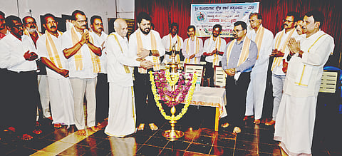  ಉಳಿ ಗ್ರಾಮದ ಕಕ್ಯಬೀಡು ಶ್ರೀ ಪಂಚದುರ್ಗಾ ಪ್ರೌಢಶಾಲೆಯಲ್ಲಿ ಎಸ್ಸೆಸ್ಸೆಲ್ಸಿ ಸಾಧಕ ವಿದ್ಯಾರ್ಥಿಗಳ ಸನ್ಮಾನ ಕಾರ್ಯಕ್ರಮವನ್ನು ಸುಮಂತ್ ಕುವಾರ್ ಜೈನ್ ಬಿ. ಉದ್ಘಾಟಿಸಿದರು. ಭುಜಬಲಿ ಕಂಬಳಿ, ದೇಜಪ್ಪ ಬಾಚಕೆರೆ, ಕೆ.ರಾಜೇಂದ್ರ ಕಕ್ಯಪದವು ಮೊದಲಾದವರಿದ್ದರು.