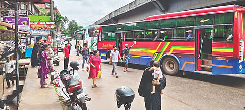  ಬಿ.ಸಿ.ರೋಡಿನಲ್ಲಿ ರಾಷ್ಟ್ರೀಯ ಹೆದ್ದಾರಿಯಲ್ಲಿಯೇ ಬಸ್‌ಗಳು ನಿಂತಿರುವುದು.