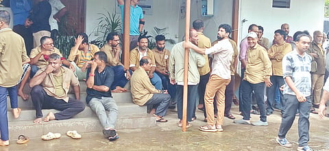  ಬಿ.ಸಿ.ರೋಡಿನಲ್ಲಿರುವ ಬಂಟ್ವಾಳ ಪೊಲೀಸ್ ಉಪವಿಭಾಗಾಧಿಕಾರಿ ಕಚೇರಿ ಮುಂದೆ ಜಮಾಯಿಸಿರುವ ರಿಕ್ಷಾ ಚಾಲಕರು.
