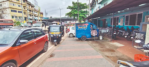 ಫುಟ್‌ಪಾತ್‌ನಲ್ಲೇ ವಾಹನಗಳ ಪಾರ್ಕಿಂಗ್.