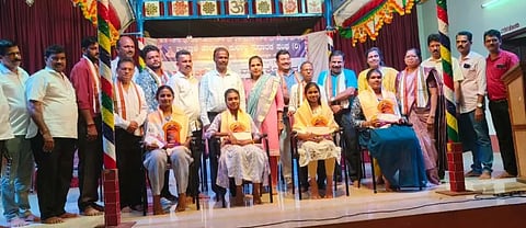  ಬಂಟ್ವಾಳ ತಾಲೂಕು ಕುಲಾಲ ಸುಧಾರಕ ಸಂಘ 46ನೇ ವಾರ್ಷಿಕ ಸಭೆಯಲ್ಲಿ ಜ್ಞಾನಶ್ರೀ ಅರಳ, ಮನ್ವಿತಾ, ಕೃತಿ ಎನ್.ಬಿ.ಪಿ., ಸಾನ್ವಿ ಕೆ. ಅವರನ್ನು ಸನ್ಮಾನಿಸಲಾಯಿತು. ಡಾ.ಎಂ.ಪಿ.ವರ್ಷ, ಮಯೂರ್ ಉಳ್ಳಾಲ್, ಪುಂಡರೀಕಾಕ್ಷ ಯು., ಡಿ.ಚಂದಪ್ಪ ಮೂಲ್ಯ ಮೊದಲಾದವರು ಉಪಸ್ಥಿತರಿದ್ದರು.