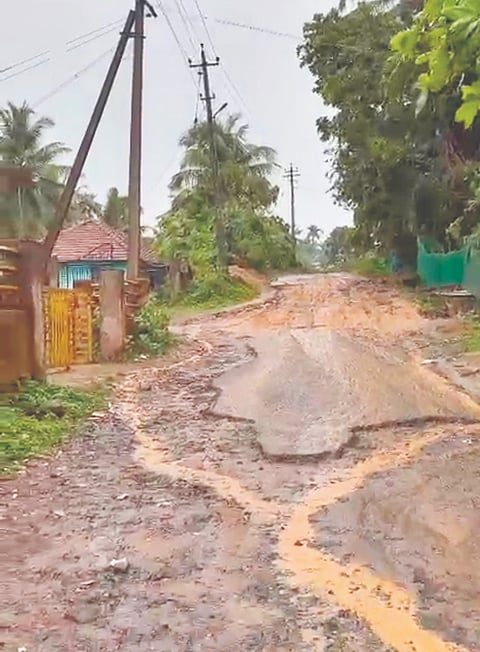 ಹೊಂಡಗಳಿಂದ ಕೂಡಿರುವ ಕಾವಳಕಟ್ಟೆ ದೂಮಳಿಕೆ ರಸ್ತೆ.